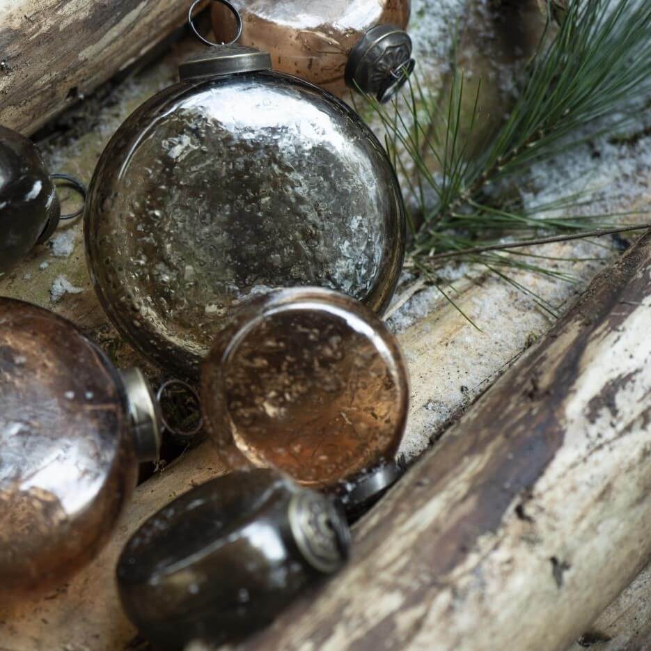 weihnachtskugel-pebbled-glas-moosgruen-10cm-mood