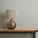 annie-sloan-wandfarbe-doric-wall-paint_brass-lamp