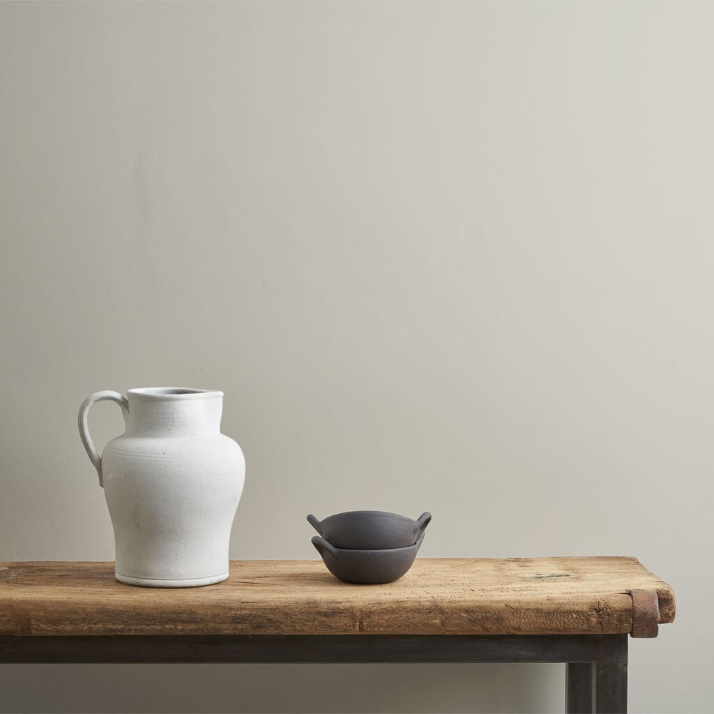 annie-sloan-wandfarbe-pompadour-wall-paint_white-and-black-pot
