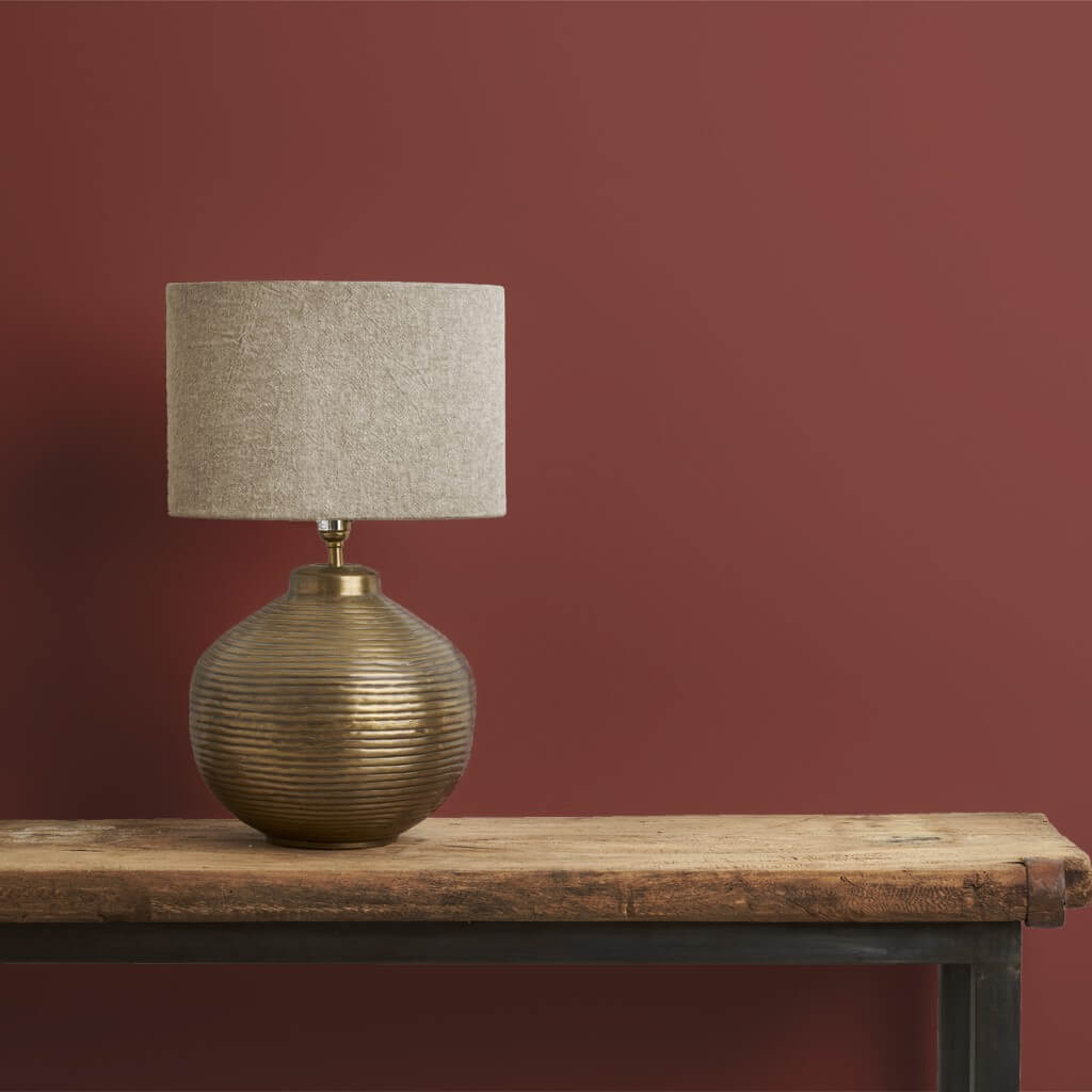 annie-sloan-wandfarbe-primer-red-wall-paint_brass-lamp