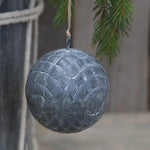 weihnachtskugel-mit-karo-muster-mood